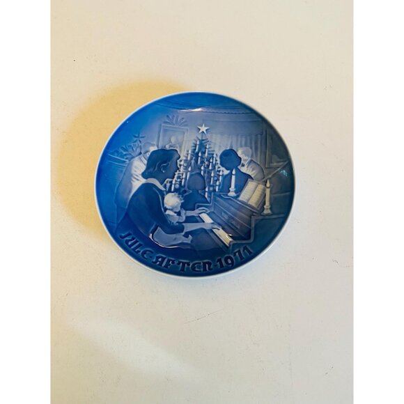 Vintage Bing & Grondahl Jule Aften 1971 Christmas at Home Blue & White Plate - Picture 2 of 7